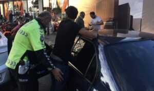 Trafikte polisten kaçmaya çalıştı…