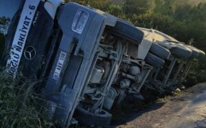 Jandarma aracına yol verdiği sırada bankete düştü