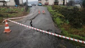 Kdz.Ereğli’de sağanak yağış yolu çökertti