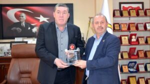 Başkan Tekin’e muhtarlardan teşekkür plaketi