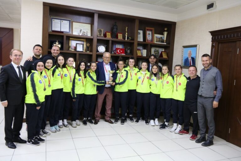 Türkiye ikincisi Ereğli Lisesi Futsal Takımı Başkan Posbıyık’ı ziyaret etti