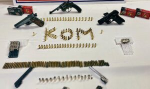 Çaycuma’da baskın yapılan evde masa dolusu mühimmat