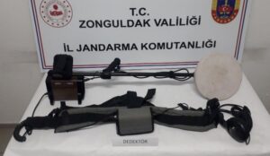 Ormanlık alandaki defineciler suçüstü yakalandı