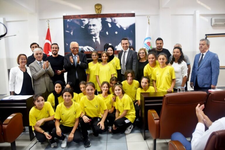 Kdz.Ereğli Atatürk Ortaokulu Kız Futbol takımı altınla ödüllendirildi