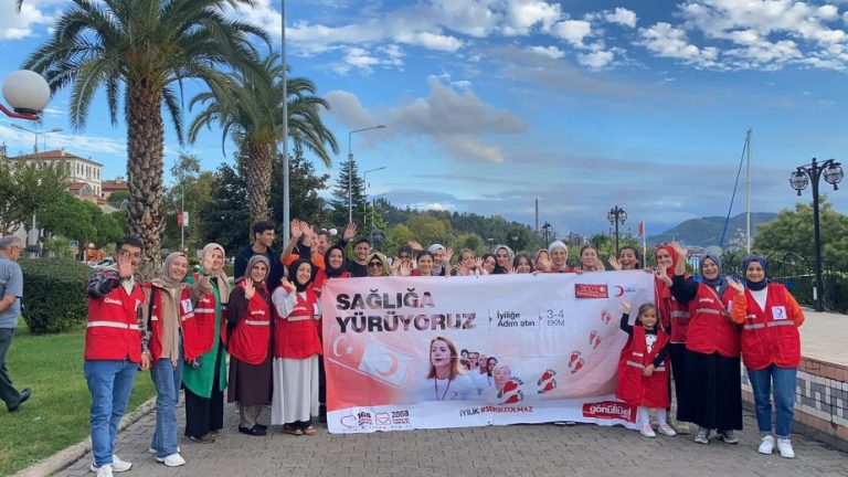 Kızılay gönüllüleri sağlıklı yaşama dikkat çekmek için yürüdü