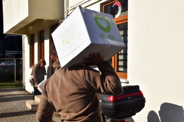 Ahbap Derneği’nin gıda kolileri ihtiyaç sahiplerine ulaştırılıyor