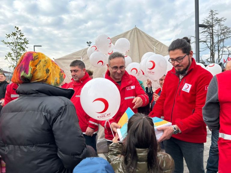 Kızılay depremzede çocuklara moral verdi