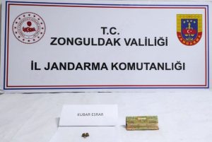 Yapılan aramada 1 aracın içerisinde esrar bulundu