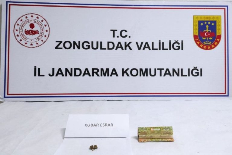 Yapılan aramada 1 aracın içerisinde esrar bulundu