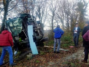 Çatalağzı’nda öğrenci servisi kaza yaptı..