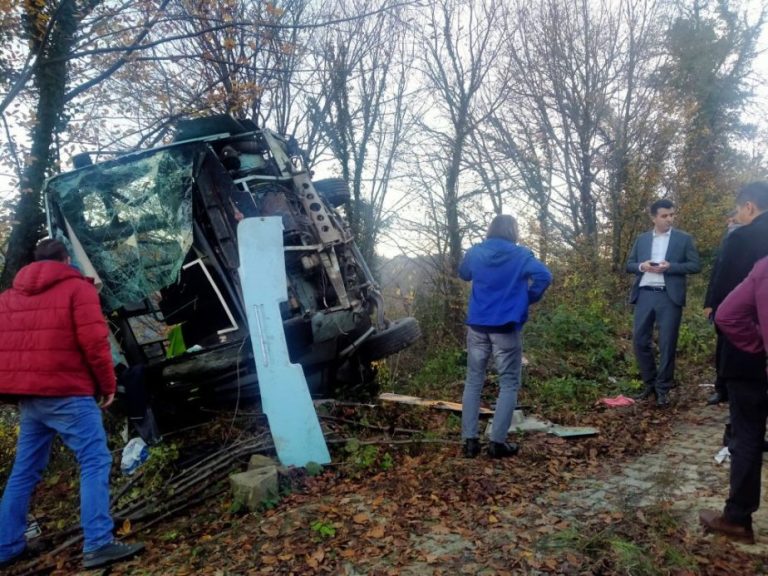 Çatalağzı’nda öğrenci servisi kaza yaptı..