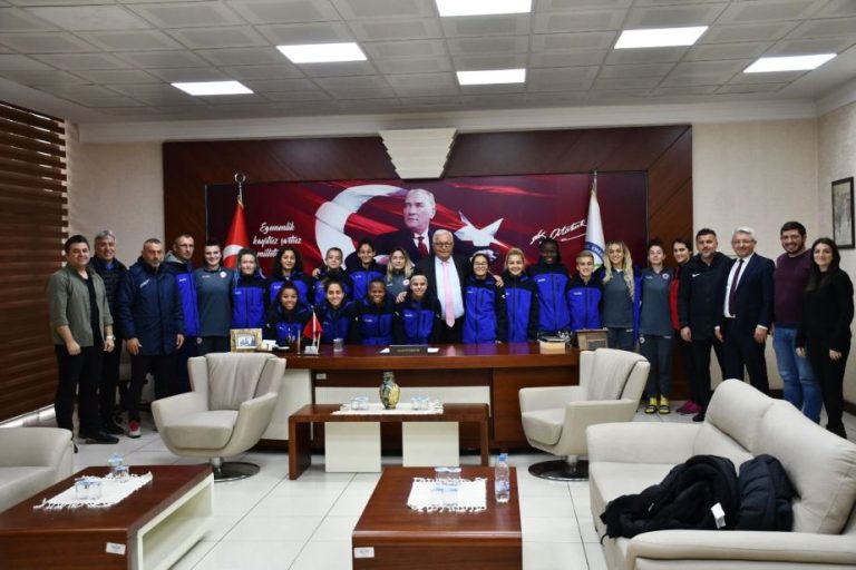Kdz. Ereğli Belediyespor Kadın Futbol Takımı, Başkan Posbıyık’ı ziyaret etti