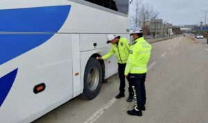 Zonguldak’ta kış lastiği takmayan 14 sürücüye ceza