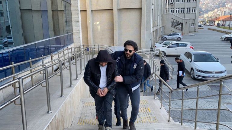 Sahte altın satmaya çalışırken yakalandılar…