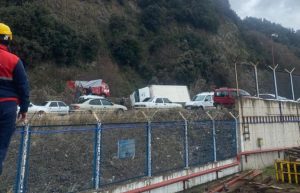 Kdz. Ereğli Tersaneler Bölgesinde ticari araç bariyerlerden aşağı uçtu