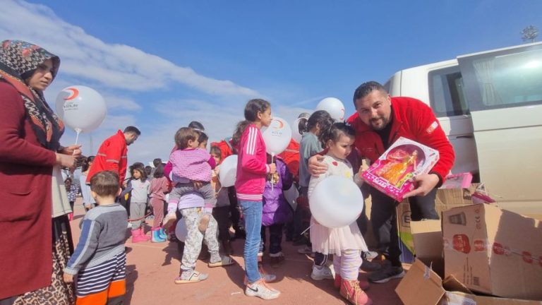 Kdz. Ereğli Kızılay depremzede çocukların yüzlerini güldürdü