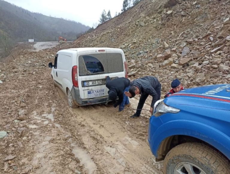 Jandarma’dan aracı çamura saplanan vatandaşa yardım