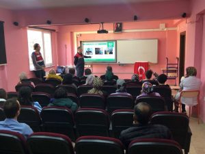 Jandarma 43 vatandaşa “En iyi narkotik polisi anne” eğitimi verdi