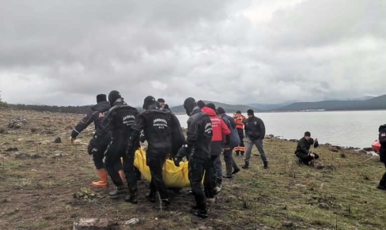 Bolu Seben Göletinde balıkçı teknesi alabora oldu..!