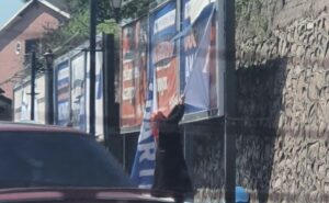 AK Parti’nin afişlerini yırtan vatandaşın görüntüleri çıktı