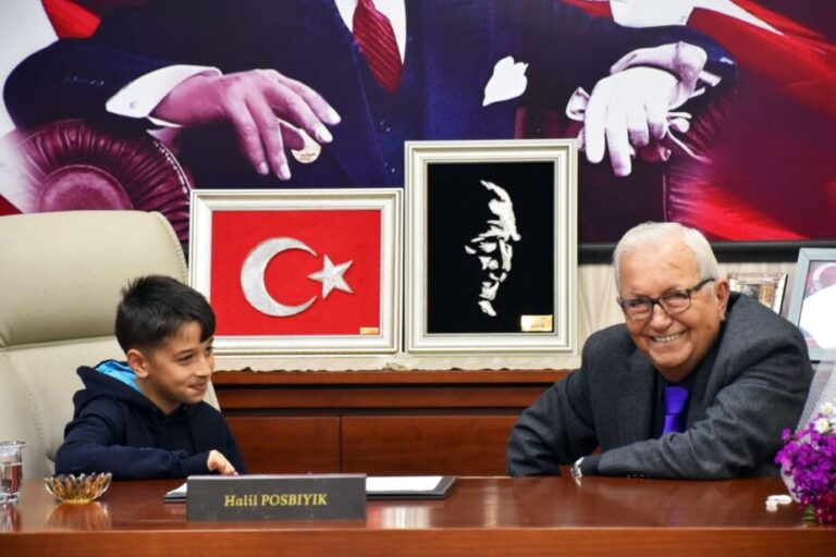 Başkan Posbıyık’ın koltuğuna çocuk başkan Aras Tekin oturdu