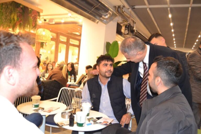 Saffet Bozkurt, gençlerle bi araya geldi