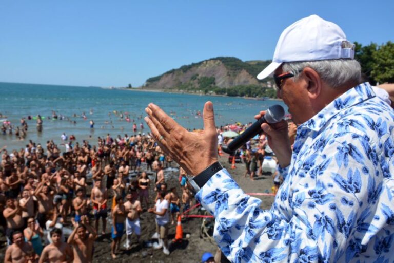 Sevgi, Barış plajı mavi bayrak aldı