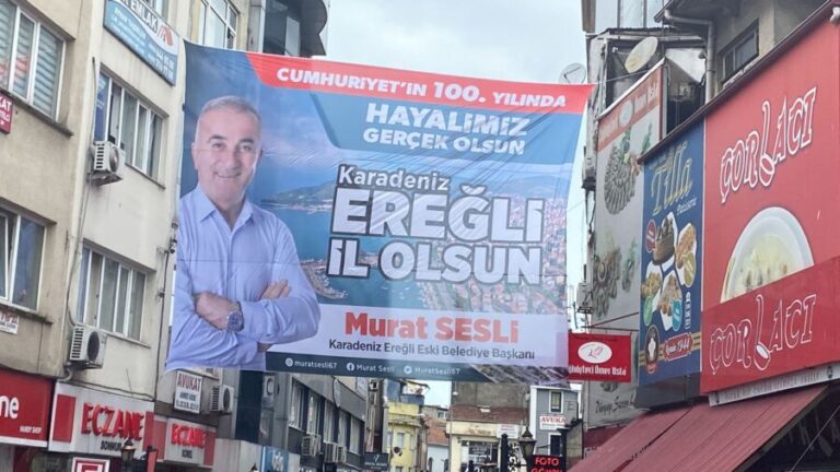 Murat Sesli pankartı astı, “Ereğli İl Olsun” dedi