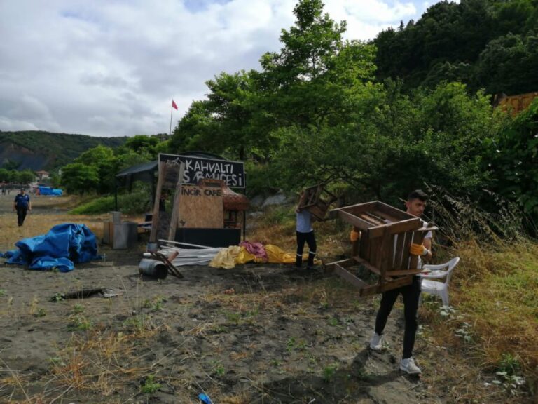Kdz. Ereğli Belediye Plajında kaçak yapılar yıkıldı