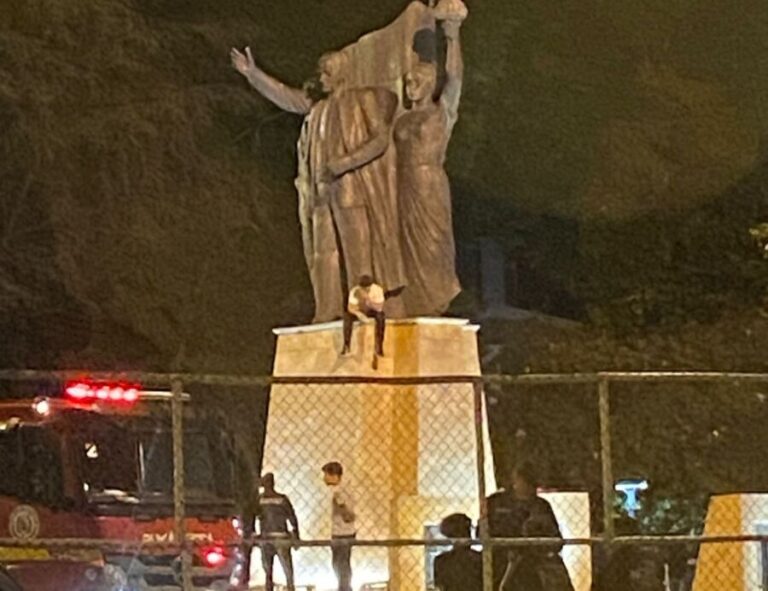 Kdz. Ereğli’de Atatürk büstüne çıktı fakat inemedi