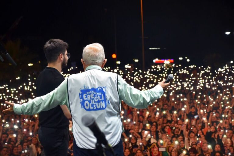 Serkan Kaya ve Semicenk Kdz. Ereğli’yi coşturdu