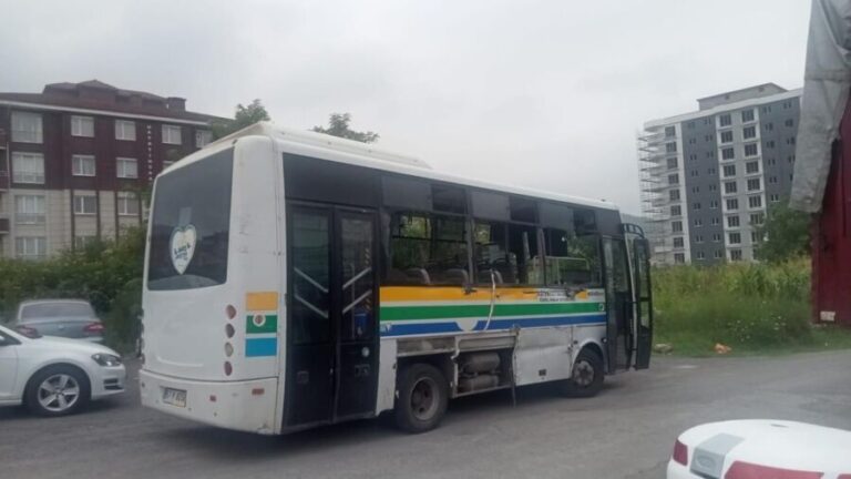 Kdz. Ereğli’de kepçe yolcu otobüsüne çarptı