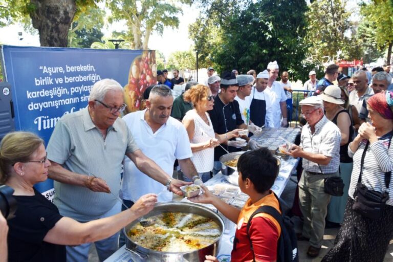 Kdz. Ereğli Belediyesi, 3 bin kişiye aşure dağıttı