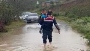 Kızılca’da mahsur kalan öğrenci servisine Jandarma yetişti