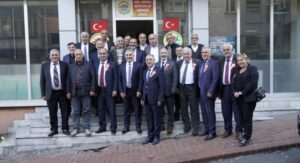 Başkan Adayı Sesli muhtarların gününü pasta keserek kutladı