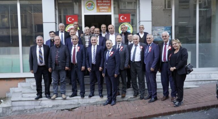 Başkan Adayı Sesli muhtarların gününü pasta keserek kutladı