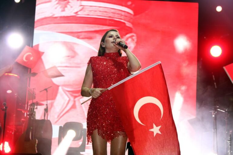 Merve Özbey, Kdz. Ereğli’nin coşkusuna coşku kattı