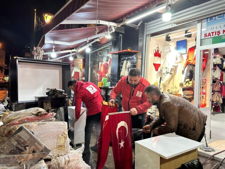 Kdz. Ereğli Kızılay yaraların sarılması için çalışıyor