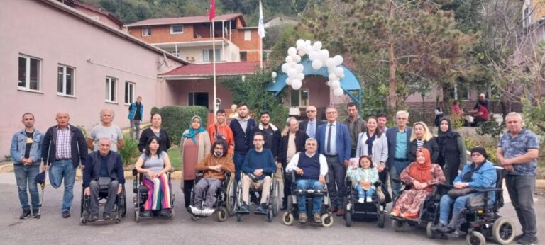 Dikmen, ÇYDD ve Fiziksel Engelliler Derneği’ni ziyaret etti