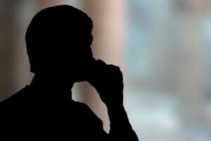 Kendisini polis olarak tanıttı yarım milyon lira dolandırdı