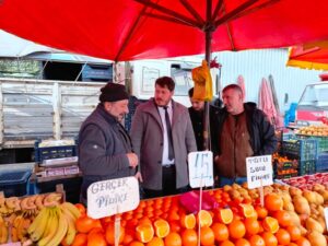 Karaarslan, cumartesi pazarında vatandaşla birlikte