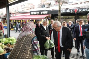 Başkan Posbıyık ve ekibi, pazar yerinde sevgiyle karşılandı