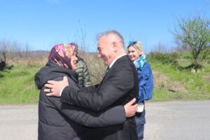 Sesli ve ekibi kapı kapı gezip destek istiyor