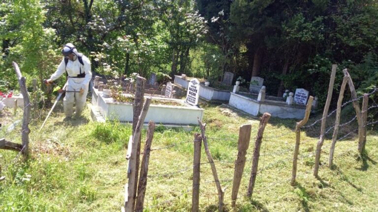 Mezarlıklar bayrama hazırlanıyor