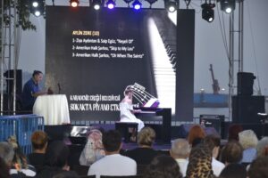 Sokakta piyano etkinliği ilgi görüyor