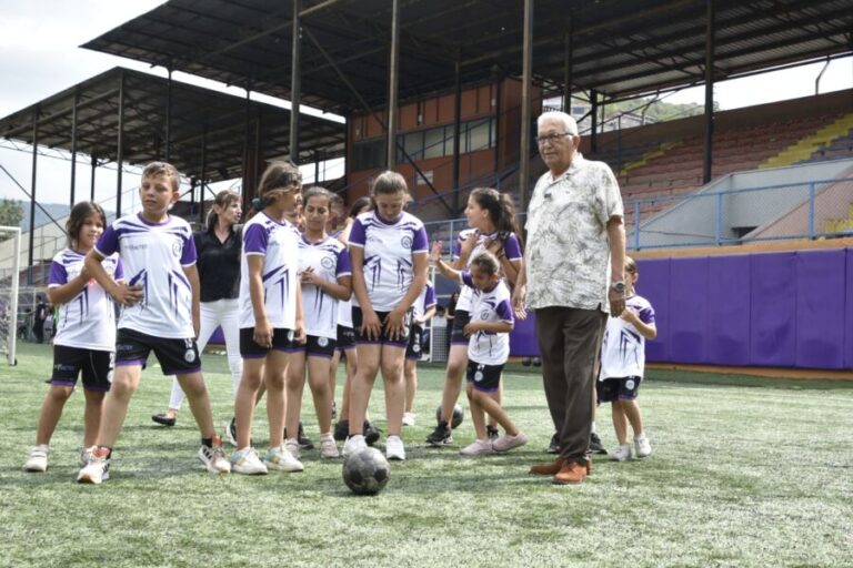 Başkan Posbıyık, roman çocuklarla sahay indi