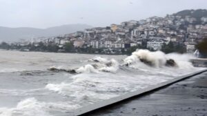 Dikkat!. Fırtına şiddetleniyor..