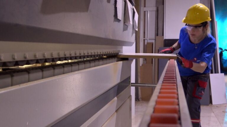 19 yaşındaki Dilara hem cinslerine ve yaşıtlarına örnek oluyor