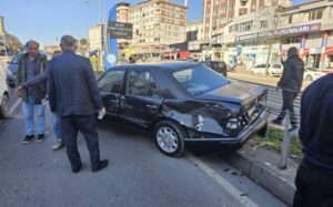 Kdz. Ereğli’de kamyon otomobile çarptı…