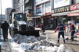 Kdz. Ereğli’de kar kütleleri kaldırılıyor